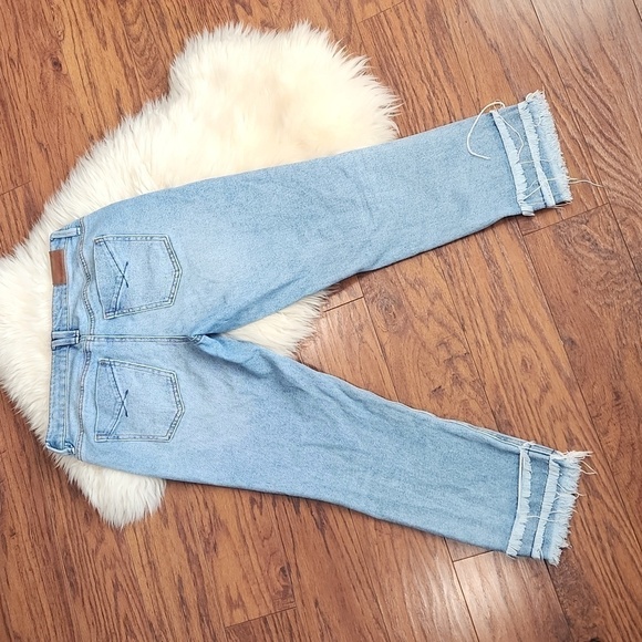 Unpublished Distressed Cropped Jean's - Picture 4 of 6